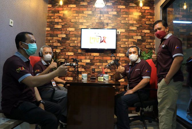 RUANG KREASI: Direktur RSUD dr. Loekmono Hadi dokter Abdul Aziz Achyar (dua dari kiri) bersama Pimpinan Bank Jateng Cabang Kudus Heri Supriyanto didampingi Wadir keuangan Sugiarto dan Plt Wadir pelayanan dokter spesialis anestesi Noor Hadi. (RSUD dr. LOEK