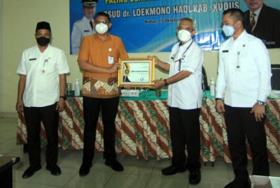 APRESIASI: BPJS Kesehatan memberikan penghargaan kepada RSUD dr. Loekmono Hadi Kudus sebagai RS Tipe B Paling Berkomitmen kemarin. (DONNY SETYAWAN/RADAR KUDUS)