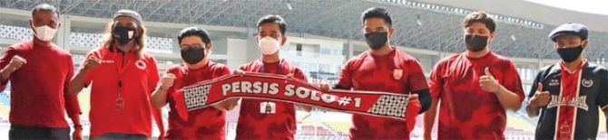 Dari kiri, pelatih Eko Purdjianto, Presiden Pasoepati Maryadi Gondrong, pengusaha Kevin Nugroho, Wali Kota Solo Gibran Rakabumin Raka, Direktur Utama PT PSS Kaesang Pangarep, Presiden Komisaris PT PSS Aga Thohir, dan anggota Surakaartrans Marthen (NIKKO A
