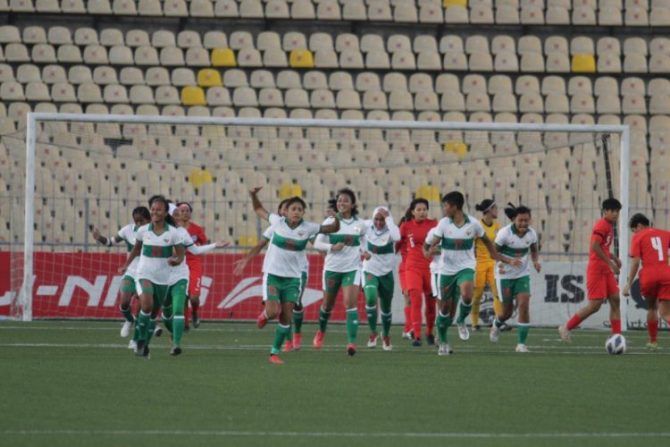 Para pemain Timnas Putri Indonesia merayakan gol yang mereka cetak ke gawang Singapura pada laga leg pertama kualifikasi Piala Asia Putri 2022 di Dushanbe, Tajikistan, Jumat (24/9) malam. ((Dok PSSI))