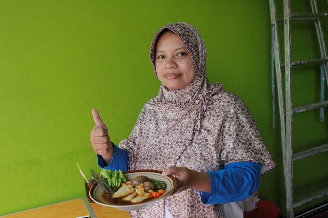 RESEP ASAL SOLO: Rani, salah satu pengusaha kuliner di Pati menunjukkan selat solo bikinannya yang sudah dimodifikasi, sehingga cocok dengan lidah warga setempat. (Andre Fadhil Falah/Radar Kudus)