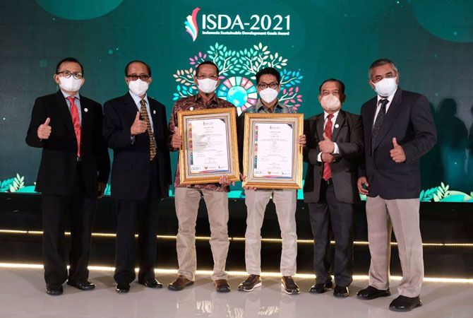 MEMBANGGAKAN: Perwakilan PT Semen Gresik sambil membawa plakat penghargaan foto bersama dewan juri di ajang Indonesia Sustainable Development Goals (ISDA) Award 2021. (PT SG FOR RADAR KUDUS)