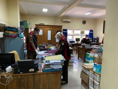 TAK ADA SARMIDI: Tim penyidik Kejaksaan Negeri (Kejari) Blora menggeledah kantor Dindagkop UKM Blora, kemarin. (SUBEKAN/RADAR KUDUS)