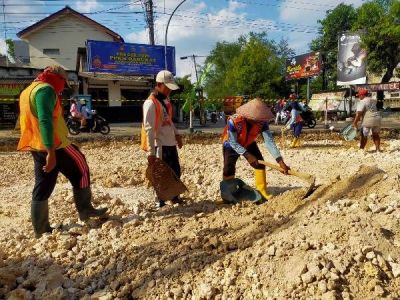 DIBANGUN: Kondisi jalan Jalan Halmahera di Perempatan Biandono, Blora, diperbaiki kemarin. (SUBEKAN/RADAR KUDUS)