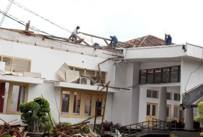 DIBONGKAR: Atap kantor Sekpri, kantor dan rumah Dinas Bupati Grobogan dibongkar untuk dibangun karena sering bocor dan atap bangunan rapuh. (SIROJUL MUNIR/RADAR KUDUS)
