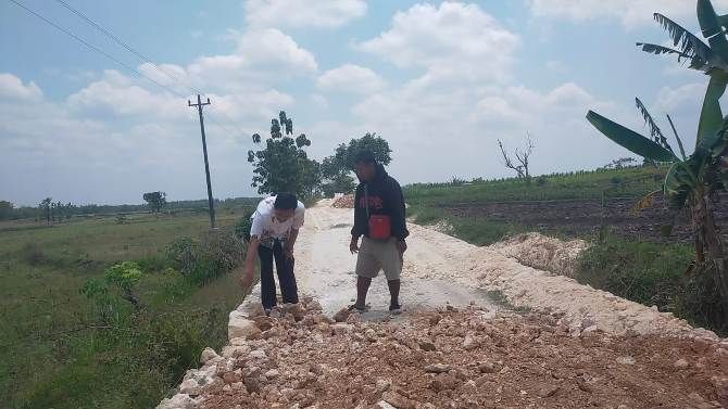 DIKEBUT: Wakil Ketua DPRD Kabupaten Blora Siswanto sidak Pembangunan Jalan Sambongin-Karangtalun, Kecamatan Banjarejo, Blora kemarin. (SISWANTO FOR RADAR KUDUS)