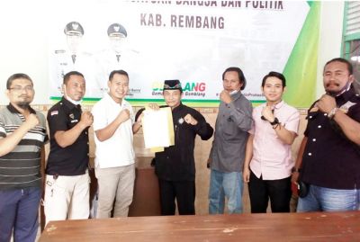 LEGALITAS: Kepala Bidang Politik Dalam Negeri dan Organisasi Masyarakat Kesbangpol Rembang Toni Suwarno menyerahkan SKT kepada Ketua PSHT Cabang Rembang-Pusat Madiun Suswantoro. (BAKESBANGPOL FOR RADAR KUDUS)