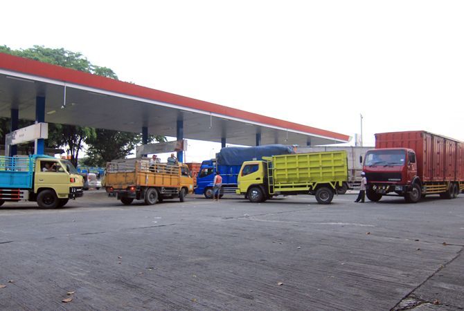 LANGKA: Sopir truk dan mobil antre mengisi BBM solar di SPBU Kerawang, Jekulo, Kudus, kemarin. Solar di beberapa SPBU di Kudus dan sekitarnya habis. (DONNY SETYAWAN/RADAR KUDUS)