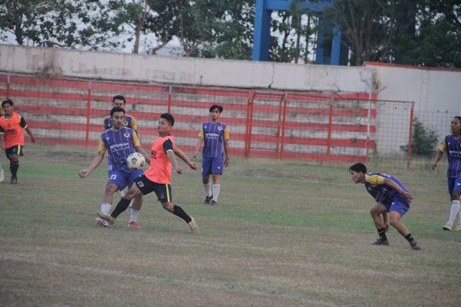 LENGKAPI SKUAD: Pemain Persiku sedang berlatih, melengkapi kebutuhan tim Macan Muria akan berburu dua pemain senior. (GALIH ERLAMBANG W/RADAR KUDUS)
