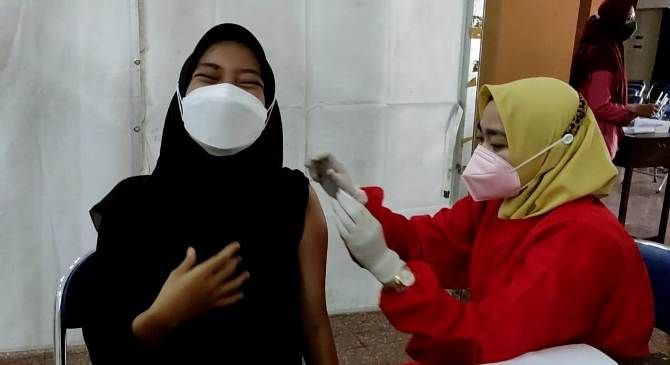 PERANGI COVID-19: Penyelenggaraan vaksinasi yang digelar Polres Kudus bekerjasama dengan Mahasiswa. (HUMAS POLRES KUDUS FOR RADAR KUDUS)