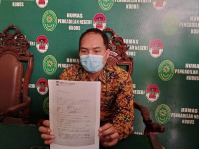 BUNTUT RP 5,8 M HILANG: Dewantoro, Humas 2 PN Kudus menunjukkan laporan bukti gugatan dari Moch Imam Rofi
