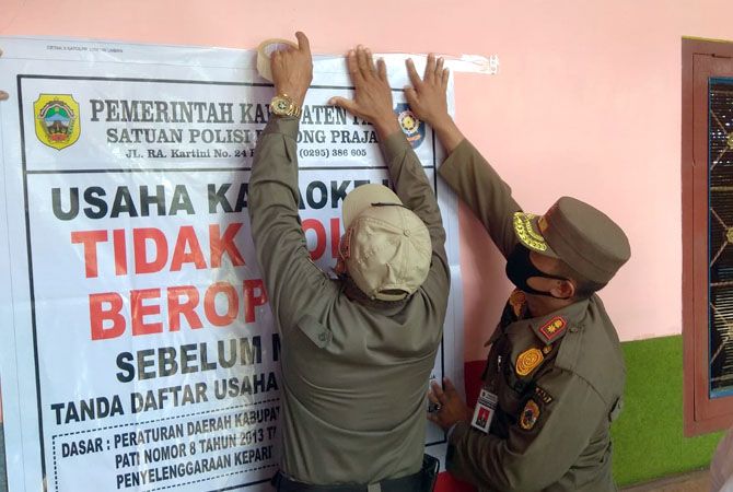 TAK BERIZIN: Kepala Satpol PP Kabupaten Pati Sugiyono memimpin penutupan karaoke ilegal di Desa/Kecamatan Sukolilo kemarin. (ACHMAD ULIL ALBAB/RADAR KUDUS)