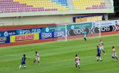 Permain PSIS nomor punggung 14 Riyan Ardiansyah, (kostum biru-buri) saat menggiring bola dan dijaga pemain Persik Kediri dalam laga BRI Liga 1 2021/2022 di Stadion Manahan Solo, Jateng, Jumat (15/10/2021). (ANTARA/Bambang Dwi Marwoto)