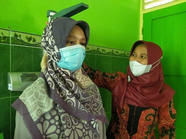 MEMERIKSA: Siti Kunjaini, Ahli Gizi, RSUD Dr Soetijono Blora saat memeriksa salah satu pasien di ruang kerjanya kemarin. (SUBEKAN/RADAR KUDUS)