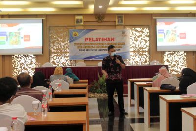 DILATIH: Puluhan rumah makan, restoran dan catering mendapatkan pelatihan hygiene sanitasi makanan di Hotel 21 Purwodadi kemarin. (INTAN MAYLANI SABRINA/RADAR KUDUS)