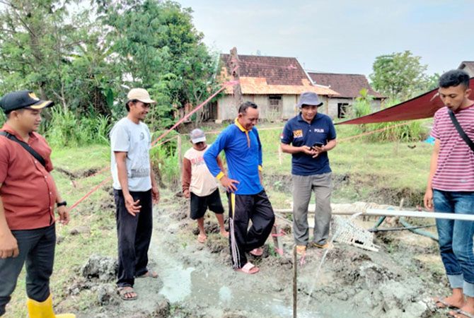 BERHASIL: Tim alumni SMAN 1 Blora angkatan 2006 bersama tim sedekah air saat mencari sumber air bersih di Dukuh Alasmalang, Desa Pengkoljagong, Jati, Blora, kemarin. (CANDRA FOR RADAR KUDUS)