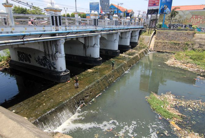 KALI GELIS TERCEMAR LIMBAH: Kali Gelis berwarna hitam dan penuh sampah non-organik. (DONNY SETYAWAN/RADAR KUDUS)