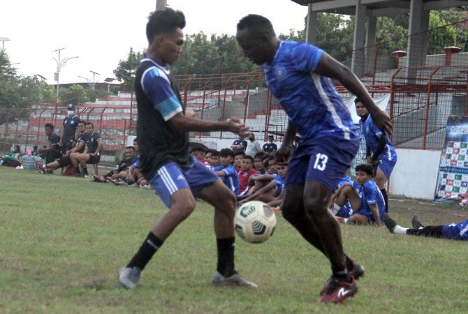 DICARI: Manajemen Persiku masih memburu satu slot pemain senior di lini belakang. (GALIH ERLAMBANG WIRADINATA/RADAR KUDUS)