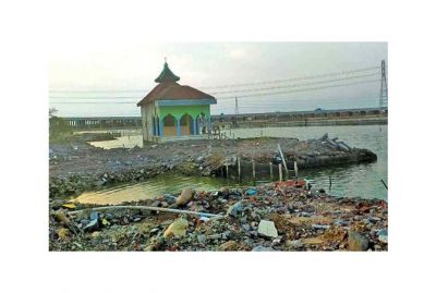 Sebuah musala di wilayah Desa Sidogemah, masih berdiri. Sementara sekitarnya dibangun jalan tol Semarang-Demak. (Istimewa via Radar Semarang)