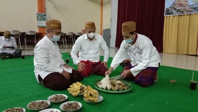 DUKUNG UMKM: Perangkat Desa Jurang, Gebog, Kudus, tumpengan memperingati HUT ke-472 Kudus dengan mengenakan peci Jolo Sutro di balai desa (22/9) lalu. (SRI WAHYU NINGSIH/PENA MUDA)