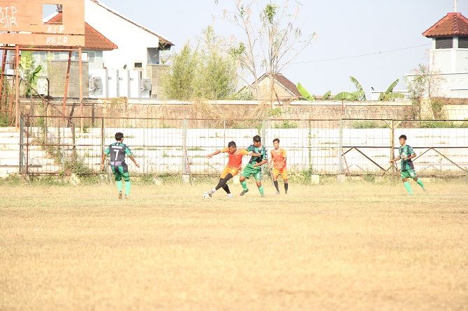 SOLID: Pemain PSIR Rembang menjalani laga uji coba melawan Persikaba Blora di Stadion Krida Rembang. (WISNU AJI/RADAR KUDUS)