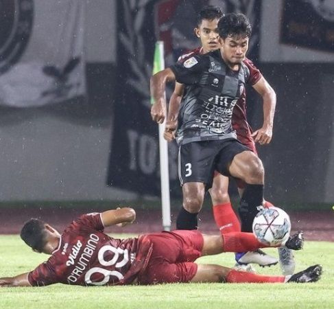 KERAS: Salah satu momen dalam laga PSG Pati vs Persis Solo, Minggu (26/9). (INSTAGRAM AHHA PS PATI/PSG PATI)