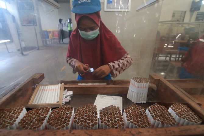 PENENTUAN UPAH BURUH: Upah minimum buruh saat ini tengah dibahas pemerintah dan pembayaran hak buruh akan diberikan sesuai penghitungan dari data BPS. (DONNY SETYAWAN/RADAR KUDUS)