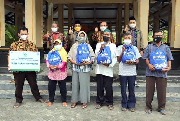 Para mustahik atau penerima zakat berfoto bersama dengan tim Unit Pengumpulan Zakat (UPZ) PT SG  