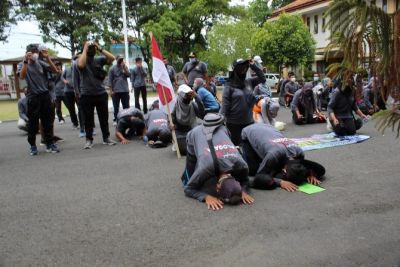 WUJUD SYUKUR: Para guru GTT/PTT sujud syukur di depan kantor Dinas Pendidikan Blora kemarin. (SUBEKAN/RADAR KUDUS)