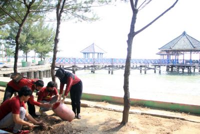 PEDULI: Sejumlah remaja peduli membantu bersih-bersih Taman Kartini Rembang yang saat ini kalah pamor karena stagnan tidak ada inovasi yang dikembangkan. (WISNU AJI/RADAR KUDUS)
