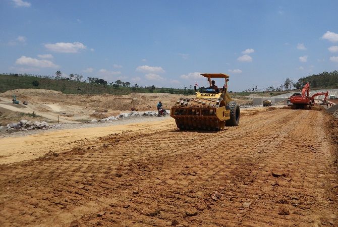 TERUS DIKEBUT: Bendungan Randugunting di Desa Kalinanas, Kecamatan Japah, terus dikebut pembangunannya.