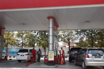 RAMAI: Salah satu SPBU yang sedang ramai antrean pembelian bahan bakar kemarin. (INTAN MAYLANI SABRINA/RADAR KUDUS)