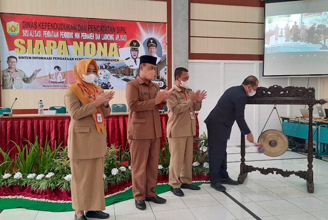 DIRESMIKAN: Wakil Bupati Grobogan Bambang Pujiyanto meresmikan aplikasi Siapa Nona di aula Dispendukcapil kemarin. (INTAN MAYLANI SABRINA/RADAR KUDUS)