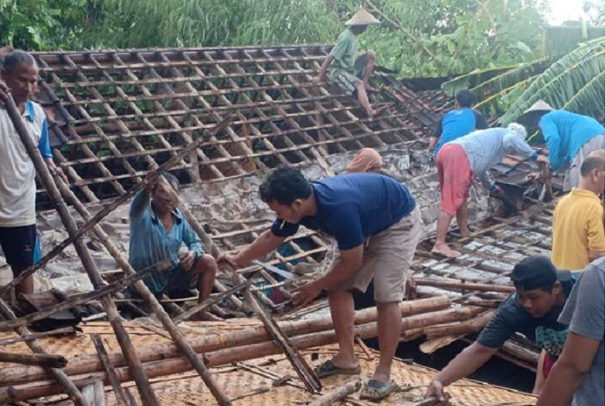 RATUSAN RUMAH RUSAK: Warga Undaan, Kudus gotong royong memperbaiki genteng rumah yang ambyar diterjang angin puting beliung, Kamis (21/10) sore. (BPBD FOR RADAR KUDUS)
