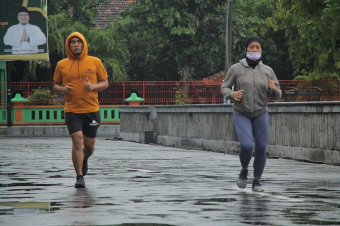 BUGAR: Aktivitas masyarakat Kota Garam jogging di kawasan Alun-alun Rembang, kemarin. (WISNU AJI/RADAR KUDUS)