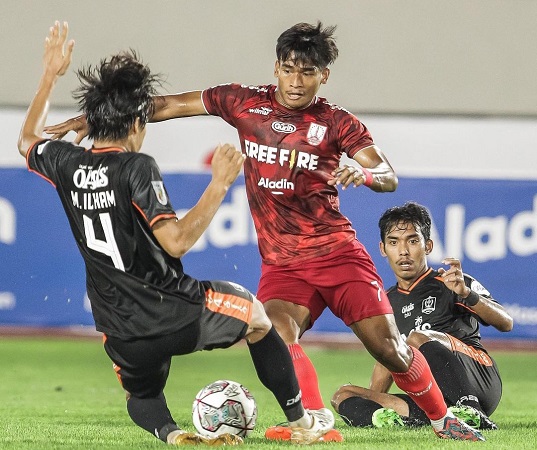 BERJIBAKU: Jatuh bangun dua penggawa Persijap Jepara M. Ilham dan Ilham Z.M. menghalau pergerakan pemain sayap Persis Solo Irfan Jauhari di Stadion Manahan Solo Selasa (9/11). (PERSIS SOLO FOR RADAR KUDUS)