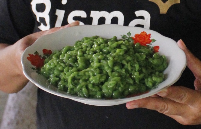 WARNA HIJAU ALAMI: Cendol kelor olahahan yang sudah jadi. (ANDRE FAIDHIL FALAH/RADAR KUDUS)