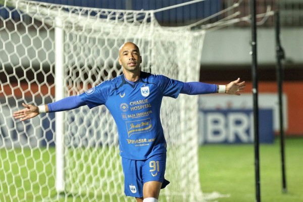 Bruno Silva melakukan selebrasi usai mencetak gol ke gawang PSM Makassar. (PSIS FC OFFICIAL)