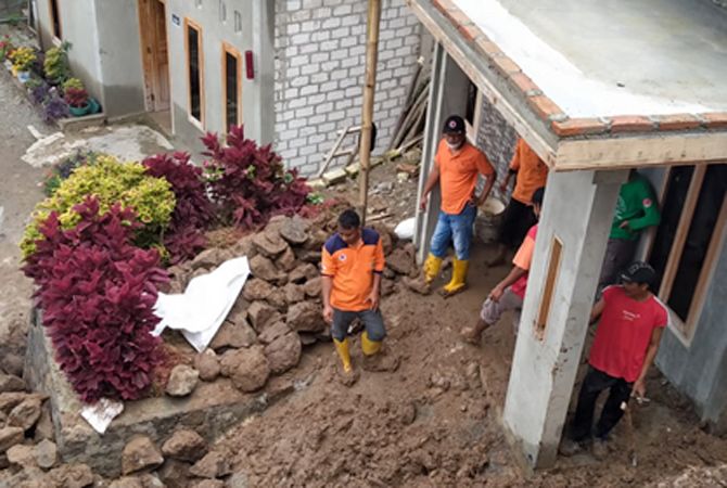 PENANGANAN: Para petugas bersama warga membantu membersihkan longsoran tanah saat kejadian di Desa Bendo, Sluke kemarin. (BPPBD REMBANG FOR RADAR KUDUS)