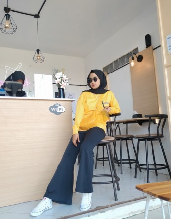 TIMELESS: Celana cutbray cocok kamu padu padankan dan membuatmu terlihat tinggi. (INTAN MAYLANI SABRINA/RADAR KUDUS)