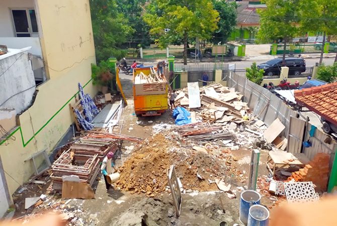 FINISHING: Pembangunan Pusat Layanan Haji dan Umrah Terpadu (PLHUT) Blora belum kelar meski waktu pengerjaan sudah habis. (SUBEKAN/RADAR KUDUS)