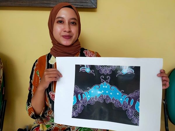 KEREN: Salah satu peserta lomba menunjukkan karyanya. (SUBEKAN/RADAR KUDUS)