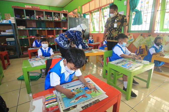 SERIUS: Anak-anak PAUD Nurul Hidayah, Jepon, Blora menyelesaikan karya mewarnainya saat festival mewarnai kemarin. (DONNY SETIAWAN/RADAR KUDUS)