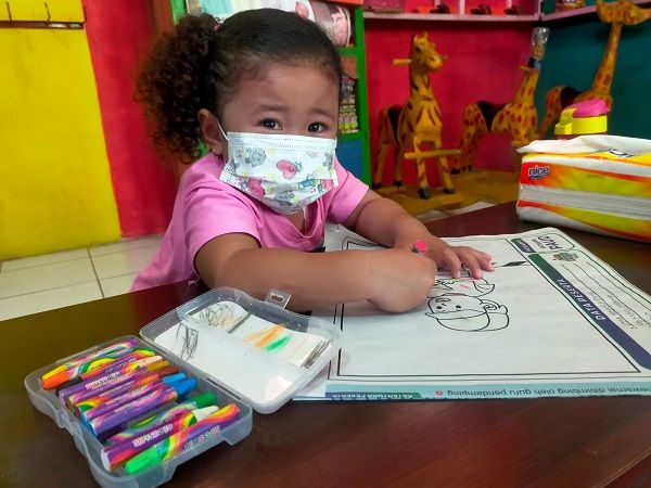 DIMULAI: Seorang peserta dalam Festival Mewarnai di Blora, Kamis (18/11) hari ini. (SUBEKAN/RADAR KUDUS)