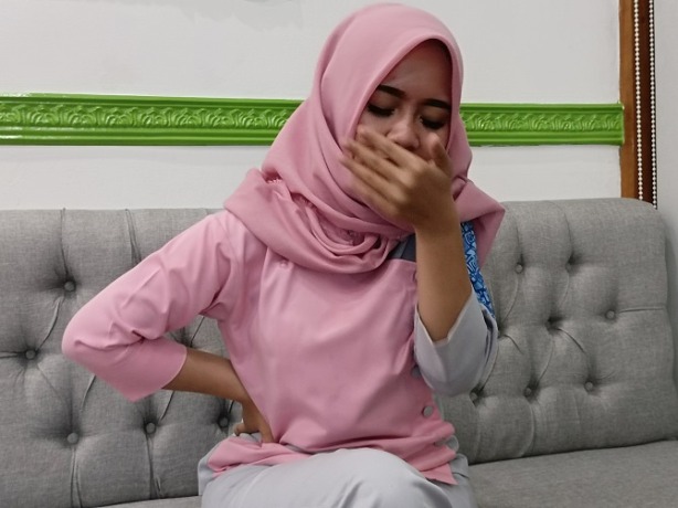 TAHAN NYERI:  Perempuan saat datang bulan ada yang merasakan sampai nyeri pada perut karena proses pengeluaran darah kotor. (SIROJUL MUNIR/RADAR KUDUS)