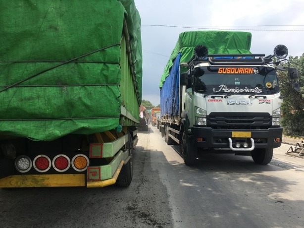 PROYEK NASIONAL: Kemacetan lalulintas terjadi di jalur pantura Batangan-Rembang dampak proyek perbaikan infrastruktur pada Selasa (23/11) lalu. (ANDRE FAIDHIL FALAH/RADAR KUDUS)
