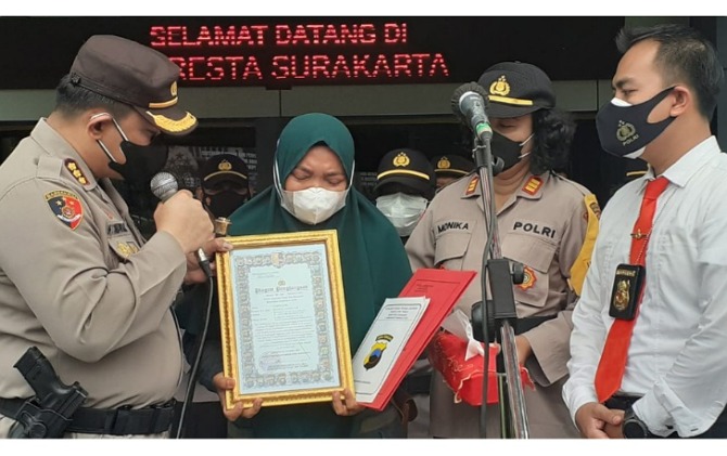 Istri korban, Hening mewakili almarhum suaminya mendapat penghargaan dari Kapolresta Solo, Senin (22/11). (ANTONIUS C/RADAR SOLO)