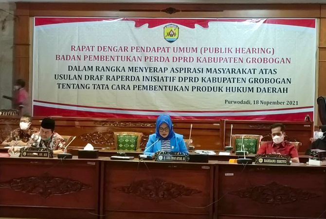 SERAP ASPIRASI: Ketua Bapemperda DPRD Grobogan Lusia Indah Artani (tengah) menyerap aspirasi masyarakat penyusunan raperda inisiatif kemarin. (SIROJUL MUNIR/RADAR KUDUS)