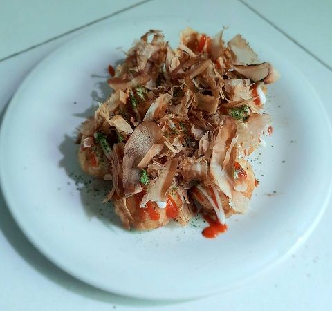 MENGGODA: Sajian takoyaki setelah ditambahkan topping di atasnya. (ARIKA KHOIRIYA/RADAR KUDUS)