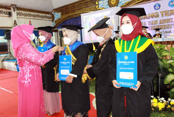 JADI SARJANA: Rektor dan yayasan Annur Purwodadi melakukan prosesi wisuda kepada lulusan mahasiswa terbaik Universitas Annur Purwodadi, kemarin. (SIROJUL MUNIR/RADAR KUDUS)